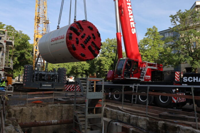 Der Bohrkopf für den unterirdischen Rohrvortrieb hat einen Durchmesser von 2,70 Meter und wiegt 60 Tonnen. Foto: WSW Der Bohrkopf für den unterirdischen Rohrvortrieb hat einen Durchmesser von 2,70 Meter und wiegt 60 Tonnen. Foto: WSW