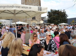 Velberts Weinfest läuft: Sonne satt, volle Gläser, gute Stimmung Weinfest Velbert 2026_c_Volkmann