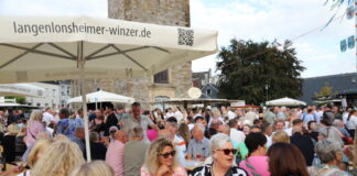 Velberts Weinfest läuft: Sonne satt, volle Gläser, gute Stimmung Weinfest Velbert 2026_c_Volkmann