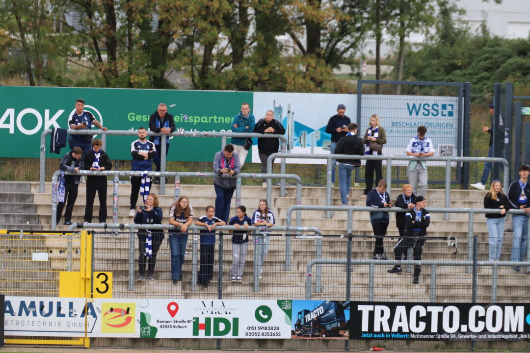 Anhänger des MSV Duisburg auf der Gästetribüne. Foto: Volkmann