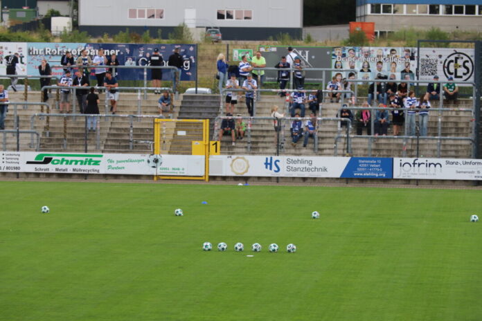 Es ist angerichtet. Ab 19:30 Uhr trifft der Bezirksligist 1. FC Wülfrath auf den Drittligisten MSV Duisburg. Foto: Volkmann Es ist angerichtet. Ab 19:30 Uhr trifft der Bezirksligist 1. FC Wülfrath auf den Drittligisten MSV Duisburg. Foto: Volkmann