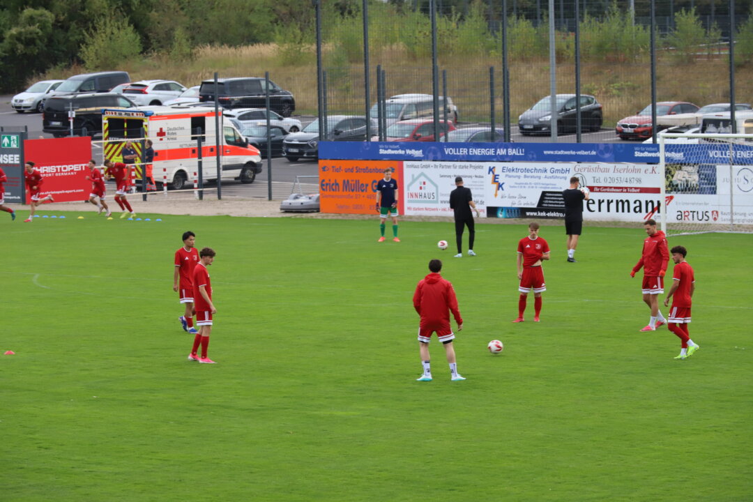 Einige der Wülfrather Spieler beim Warmmachen. Foto: Volkmann