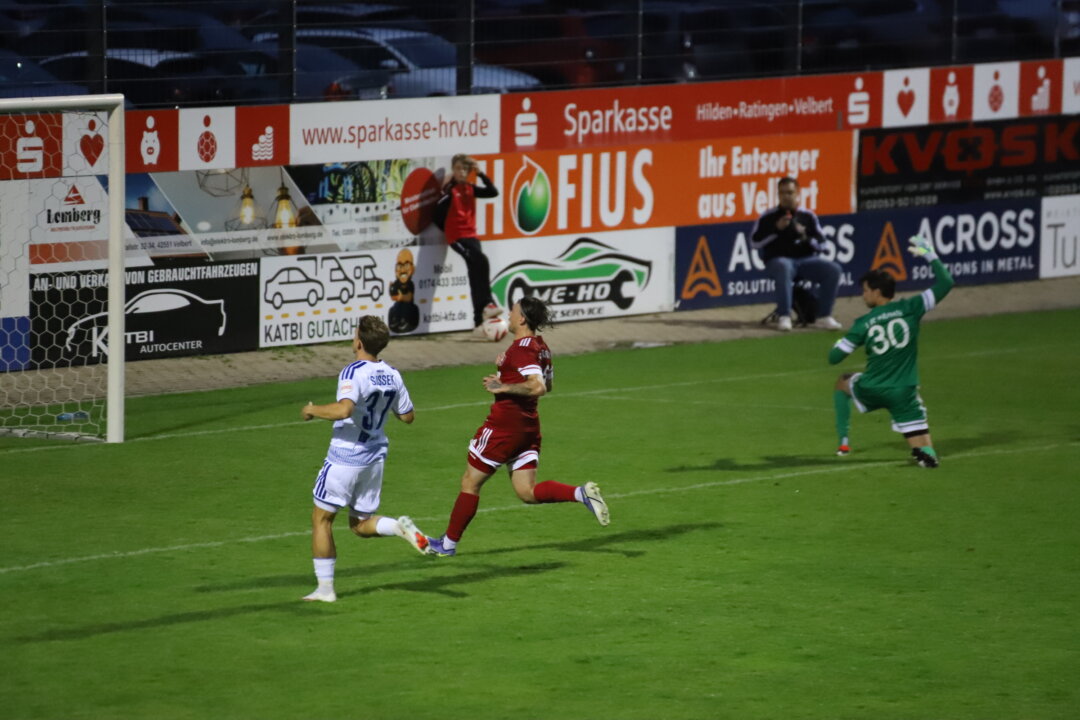 Wülfraths Keeper Marvin Oberhoff hat das Nachsehen. Foto: Volkmann