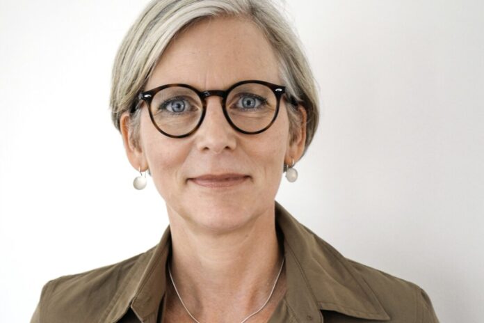 Ina-Schmidt-Foto-Melanie-Zwiehoff-Bremicker Ina Schmidt hält den Vortrag über Hannah Arendt. Foto: Melanie Zwiehoff-Bremicker/VHS Essen