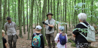 Freizeitspaß: Kinder erforschen den Wald Beim Freizeitspaßangebot „Wir erforschen den Wald“ erkundeten mehrere Kinder im Alter von sechs bis zehn Jahren unter Anleitung von Ranger Chris (2.v.l.) und Ranger Alex (4.v.l.) den heimischen Wald. Foto: Stadt Erkrath