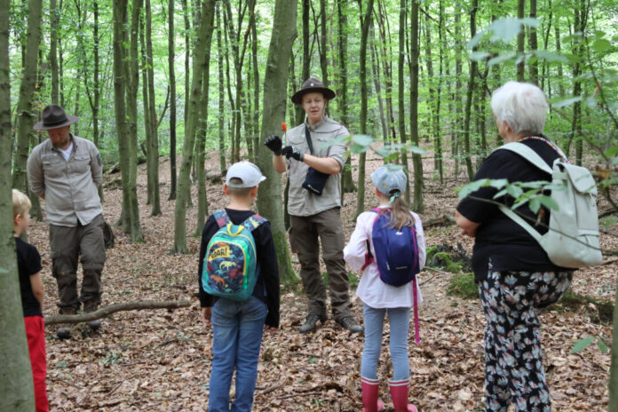 Beim Freizeitspaßangebot „Wir erforschen den Wald“ erkundeten mehrere Kinder im Alter von sechs bis zehn Jahren unter Anleitung von Ranger Chris (2.v.l.) und Ranger Alex (4.v.l.) den heimischen Wald. Foto: Stadt Erkrath