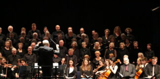 Konzertchor Ratingen präsentiert Höhepunkte der Opernliteratur Der Konzertchor auf der Bühne. Foto: Jürgen Paust-Nondorf