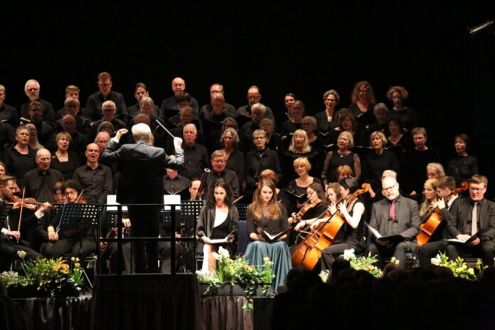 Konzertchor Ratingen Piazolla Las Cuatro Estaciones Porteñas Mozart Requiem d-moll 21.3.2026 23 Der Konzertchor auf der Bühne. Foto: Jürgen Paust-Nondorf