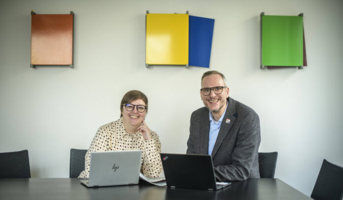 VHS Programm Frühjahr Die stellvertretende Direktorin der VHS Essen, Sophia Schmidt, und Direktor Stephan Rinke. Foto: Volker Hartmann/VHS Essen
