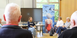 Literarische Gesprächsrunde im Bürgerhaus Hochdahl Im August 2026 war Autorin Anne van Straelen zu Gast bei „Runter vom Sofa“, der beliebten Veranstaltungsreihe der Stadtbücherei Erkrath für alle aktiven Menschen über 55 Jahren, um ihren Debutroman „Adas Sommer“ vorzustellen. Foto: Stadt Erkrath