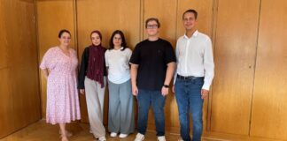 Bürgermeister Bär begrüßt neue Auszubildende Bürgermeister André Bär mit den ersten neuen Auszubildenden der Verwaltung, Anissa Aoufi, Vivien Mangiapane und Maximilian Nolten (v. l.). Links Felica Frank, die stellvertretende Ausbildungsleiterin. Foto: Kreisstadt Mettmann