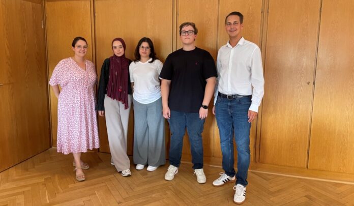 Neue Azubis 2026 (2) Bürgermeister André Bär mit den ersten neuen Auszubildenden der Verwaltung, Anissa Aoufi, Vivien Mangiapane und Maximilian Nolten (v. l.). Links Felica Frank, die stellvertretende Ausbildungsleiterin. Foto: Kreisstadt Mettmann