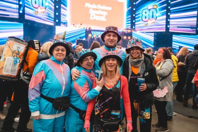 Ol6uLLGF Bei der 80s-Party geht es nicht nur um die Musik - es geht auch um das Feeling aus der bunten Epoche. Foto: Jonas Diener Media