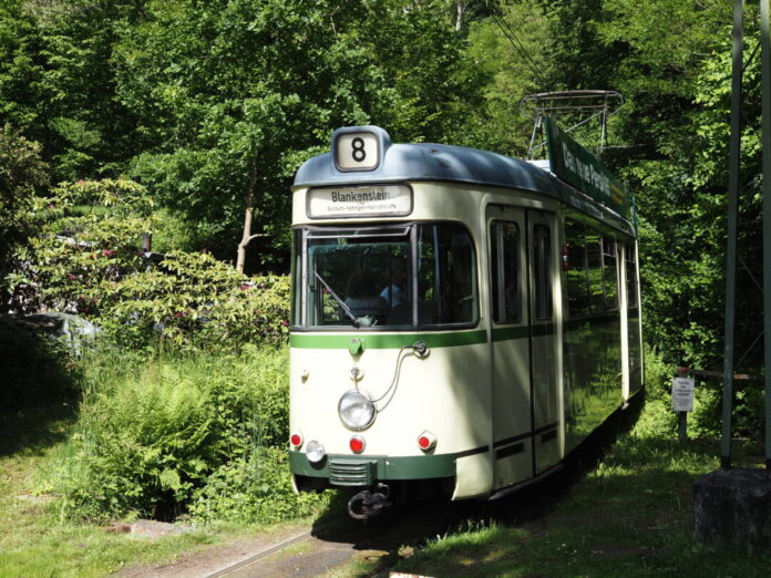 Gerade im Sommer macht die Fahrt mit den alten Bahnen durch grüne Kaltenbachtal besonders Vergnügen. Foto: Malicke/BMB Gerade im Sommer macht die Fahrt mit den alten Bahnen durch grüne Kaltenbachtal besonders Vergnügen. Foto: Malicke/BMB