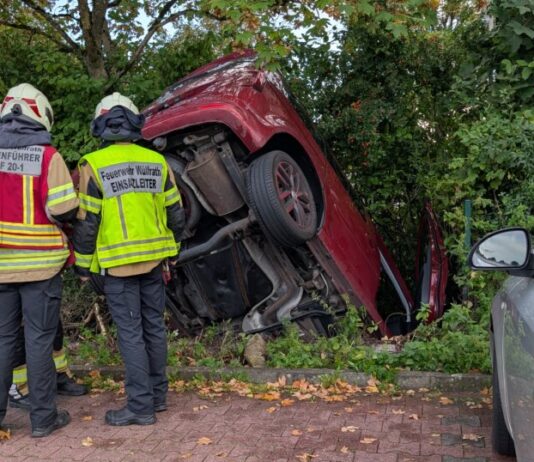 Wülfrath: Autofahrerin setzt Wagen in die Böschung Der Wagen landete im Grün. Foto: FW Wülfrath