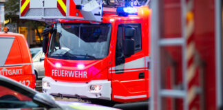 Polizei löscht brennende Mülltonne in Hilden Einsatz für Feuerwehr und Polizei. Foto: Polizei/Symbolbild