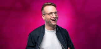 Comedy-Abend mit Benni Stark auf der Sommerbühne Benni Stark unterhält mit seinem Comedy-Programm die Besucher der Sommerbühne. Foto: Steffen Z. Wolff