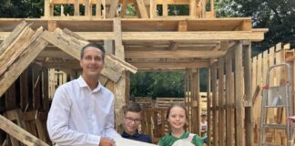 Bürgermeister besucht Bürgermeister: Schlüssel der „Verborgenen Siedlung“ übergeben Bürgermeister Felix und Vizebürgermeisterin Lia übergeben den goldenen Schlüssel der "Verborgenen Siedlung" an Bürgermeister André Bär. Foto: Kreisstadt Mettmann