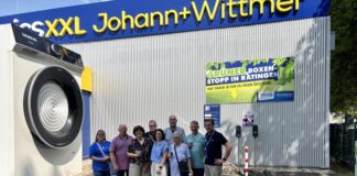 Sommertour führt Ratinger SPD zu Euronics Rund 15 Teilnehmende nutzten die Gelegenheit, einen Blick hinter die Kulissen des Ratinger Traditionsunternehmens zu werfen. Foto: SPD Ratingen