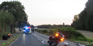 Schwerer Motorradcrash in Ratingen: Ersthelfer kümmerten sich Aufnahme des Unfalls in Ratingen-Breitscheid. Foto: Polizei Mettmann