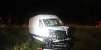 Unfall in Langenfeld: Transporter landet in Feld Der Transporter landete schwer beschädigt in einem Feld. Foto: Polizei