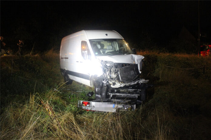 Der Transporter landete schwer beschädigt in einem Feld. Der Transporter landete schwer beschädigt in einem Feld. Foto: Polizei