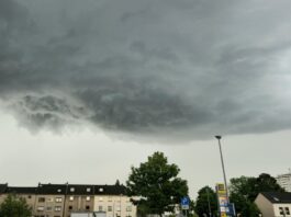 Wetter 2026: Tornado-Verdacht auch im Kreis Mettmann Unwetter können bedrohlich wirken: So sah der Himmel über Teilen von Velbert am 21. Mai 2024 aus. Archivfoto: Volkmann