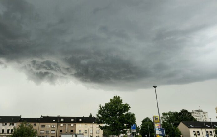 Unwetter-Velbert Unwetter können bedrohlich wirken: So sah der Himmel über Teilen von Velbert am 21. Mai 2024 aus. Archivfoto: Volkmann