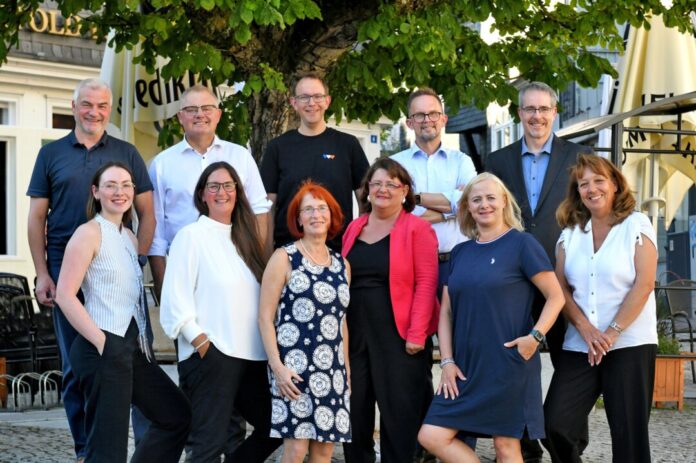 Volksbank im Bergischen Land eG | Hauptverwaltung:Tenter Weg 1-3 Die Volksbank-Jubilare und ihre Gratulanten: vordere Reihe von links Hanna Koch, Christina Enter, Gudrun Löwer, Silvia Borlinghaus, Ludmilla Boos und Silke Funke; hintere Reihe von links Personalchef Thomas Willczek, Vorstandsvorsitzender Andreas Otto, Mike Fahlenbock, Vorstandsmitglied Christian Fried und Daniel Fischer. Beim Fototermin konnten nicht alle Jubilare dabei sein. Foto: Volksbank/Bettina Osswald