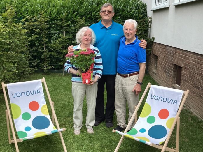 Vonovia übergibt den 100. Mietergarten Objektbetreuer Josef Kletsch (Mitte) begrüßt Christine und Boris Schönschitz (links und rechts) mit Hortensie und Gartenstühlen in ihrem neuen Mietergarten. Foto: Vonovia
