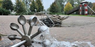 Das Wasser fließt wieder auf dem Wasserspielplatz im Herminghauspark Velbert Wasserrad, Schleusen und Pumpen - der Wasserspielplatz im Herminghauspark ist eine Attraktion in Velbert. Foto: Mathias Kehren