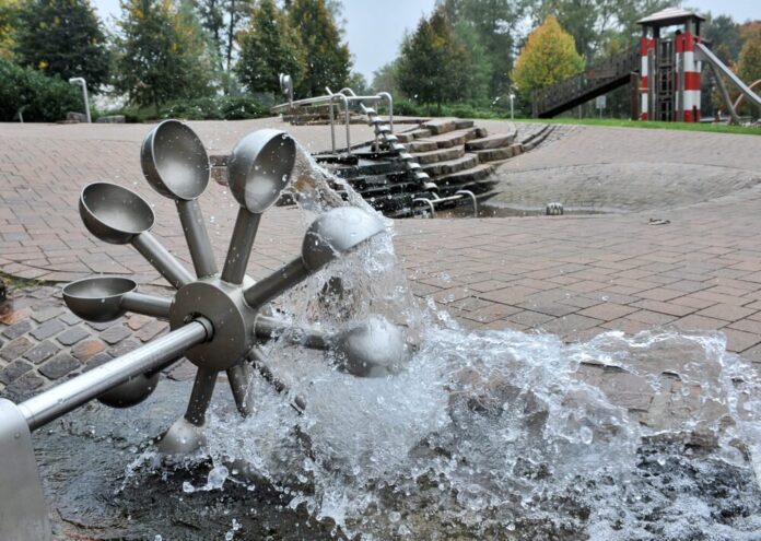 Wasserspielplatz_Herminghauspark_MKE_0327 Wasserrad, Schleusen und Pumpen - der Wasserspielplatz im Herminghauspark ist eine Attraktion in Velbert. Foto: Mathias Kehren