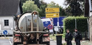 Waldbrand: Menschen aus Ortsteil von Monschau dürfen zurück Seit Tagen kämpfen Feuerwehren gegen den Brand im Hohen Venn - auch von Kalterherberg aus unterstützen Landwirte mit Wassertankwagen.