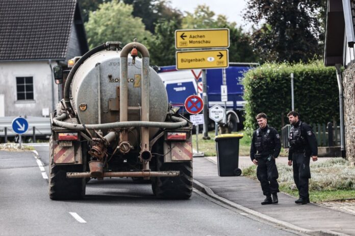 Waldbrand im Hohen Venn Seit Tagen kämpfen Feuerwehren gegen den Brand im Hohen Venn - auch von Kalterherberg aus unterstützen Landwirte mit Wassertankwagen.