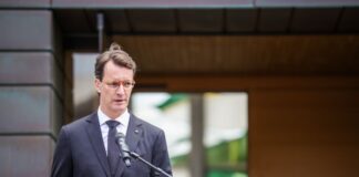 Wüst: «Zusammenhalt in Solingen stärker als der Hass» Hendrik Wüst (CDU), Ministerpräsident von Nordrhein-Westfalen, sprach bei der Gedenkfeier zum ersten Jahrestag des Anschlags. (Archivbild)