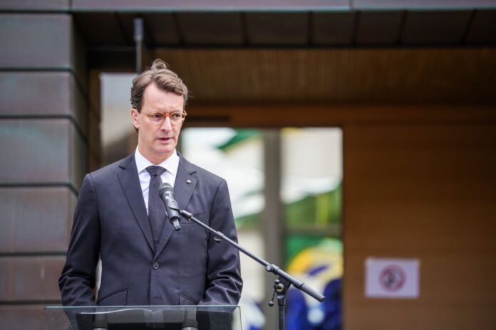 Gedenken an die Opfer des Terroranschlag von Solingen Hendrik Wüst (CDU), Ministerpräsident von Nordrhein-Westfalen, sprach bei der Gedenkfeier zum ersten Jahrestag des Anschlags. (Archivbild)