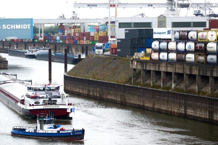Niedrigwasser im Duisburger Hafen Wegen des extremen Niedrigwassers können Binnenschiffe auf dem Rhein derzeit nur einen Bruchteil der sonst üblichen Fracht transportieren.