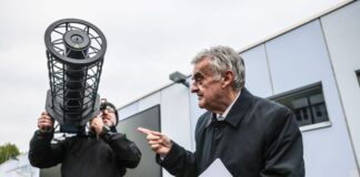 Reul: Brauchen klare Zuständigkeiten bei Drohnenabwehr Herbert Reul (rechts) schaut sich bei einer Vorführung ein Gerät zur Drohnenabwehr an. (Archivbild)