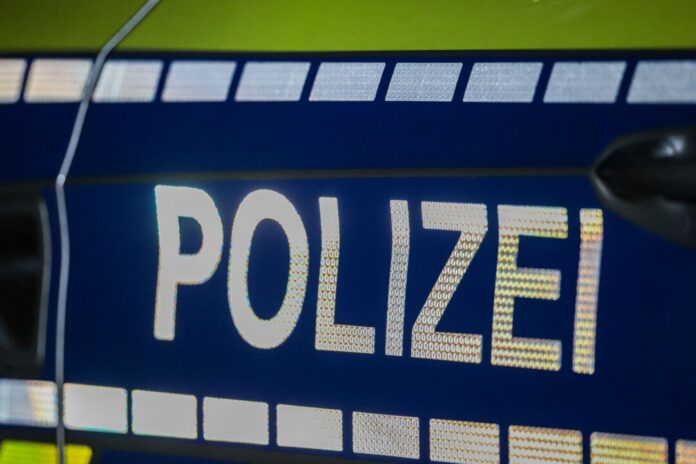 Mutmaßlich Bewaffneter in Dortmunder Wohngebiet festgenommen Beim Eintreffen der Polizei bedroht ein Mann mit einer augenscheinlichen Schusswaffe die Beamten. (Symbolbild)