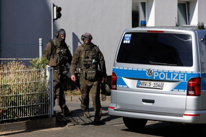 Polizei erschießt Mann mit Waffe in Bielefeld Nach ersten Angaben der Polizei soll der Mann mit einer Waffe in der Hand auf die Einsatzkräfte losgelaufen sein. Diese gaben mehrere Schüsse ab.