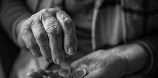 Kreis Mettmann: Oft reicht die Rente zum Leben nicht aus Eine ältere Frau zählt Münzen in ihrer Hand. Foto: pixabay