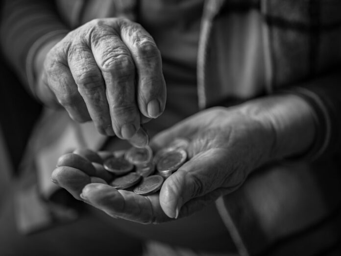 Eine ältere Frau zählt Münzen in ihrer Hand. Foto: pixabay Eine ältere Frau zählt Münzen in ihrer Hand. Foto: pixabay
