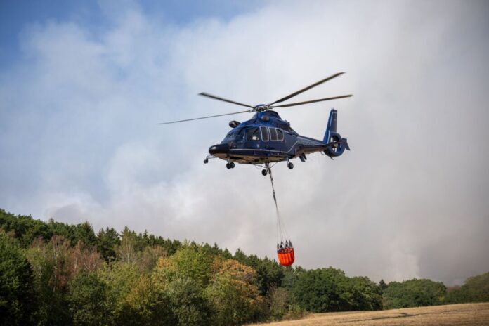 Waldbrand im Hürtgenwald Auch heute sollen Hubschrauber wieder Löschwasser über den Flammen abwerfen.