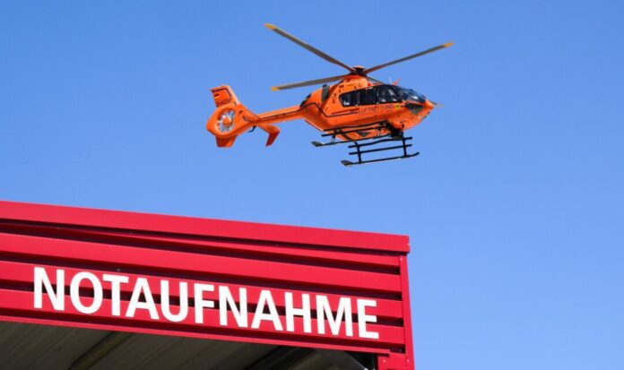Rettungshubschrauber Ein Rettungshubschrauber flog die Verletzte in eine Klinik. (Symbolbild)