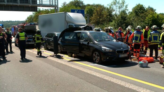 Mehrere Verletzte bei Unfall auf A45 Die A45 war infolge des Unfalls gesperrt.