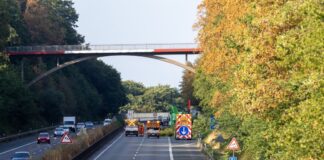 Wasserrohrbruch: A52 in Richtung Essen gesperrt Wie lange die Sperrung anhält, ist noch unklar.