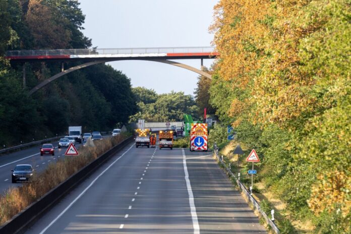 A52 nach einem Wasserrohrbruch gesperrt Wie lange die Sperrung anhält, ist noch unklar.