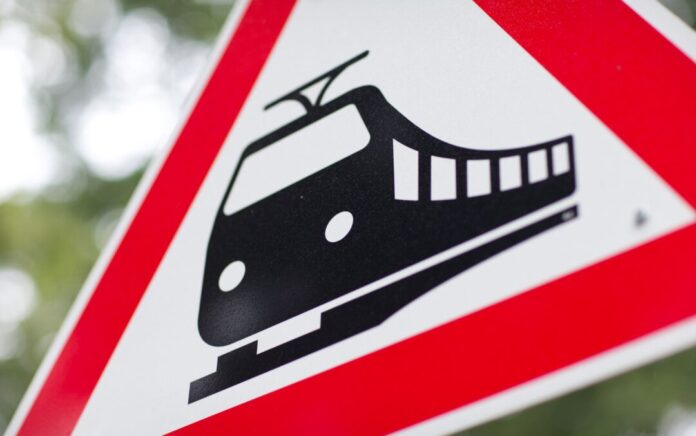 Unfall am Bahnübergang An einem Bahnübergang im Münsterland ist ein 79-Jähriger ums Leben gekommen. Auch der Hund des Spaziergängers wurde getötet. (Symbolbild)