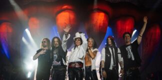 Supergroup Hollywood Vampires: «Rock kann unmöglich sterben» Seit 2012 sind Schauspieler und Gitarrist Johnny Depp (2.v.l.) und Rocklegende Alice Cooper (3.v.l.) Bandkollegen bei den Hollywood Vampires.