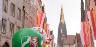 «Hunderttausende Besucher» – Land zufrieden mit NRW-Fest Ein Ballon mit dem NRW-Landeswappen schwebt im Rahmen der Feierlichkeiten zum 80. Landesjubiläum während eines Regenschauers über dem Prinzipalmarkt in Münster.